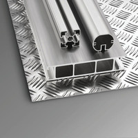 Auf einem strukturierten Metallblech platzierte extrudierte Aluminiumprofile.