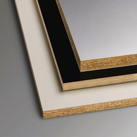 Drei gestapelte laminierte Platten mit unterschiedlichen Farben und Oberflächen.