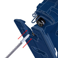 Ein Stichsägeblatt wird in den Sockel eines blauen Elektrowerkzeugs eingesetzt.