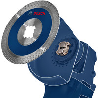 Diamantsägeblatt montiert auf einem blauen Winkelschleifer.