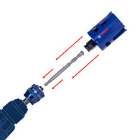 Akkuschrauber mit aufgesetztem Lochsägenaufsatz und Adapter.
